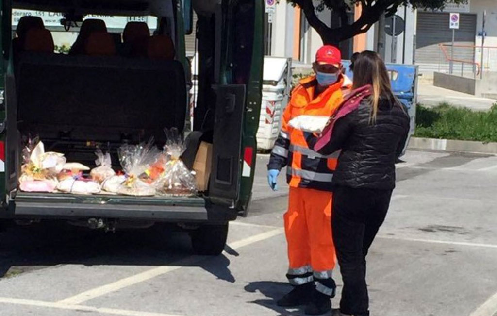 Pasqua ai tempi del Coronavirus, a Lamezia distribuiti dolci per i poveri: l'idea dei giovani del gruppo "Dolcevita"