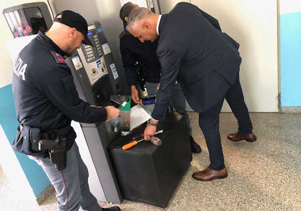 Furti seriali in uffici pubblici e distributori automatici, 31enne bloccato da Polizia a Reggio
