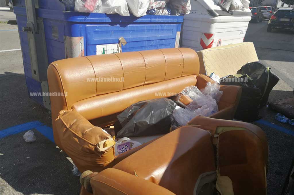Lamezia, “salotto” abbandonato accanto ai cassonetti