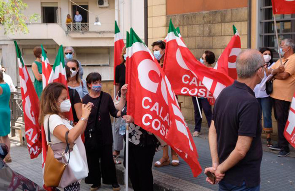 Scuola, docenti in piazza a Cosenza contro ritardi in assegnazioni