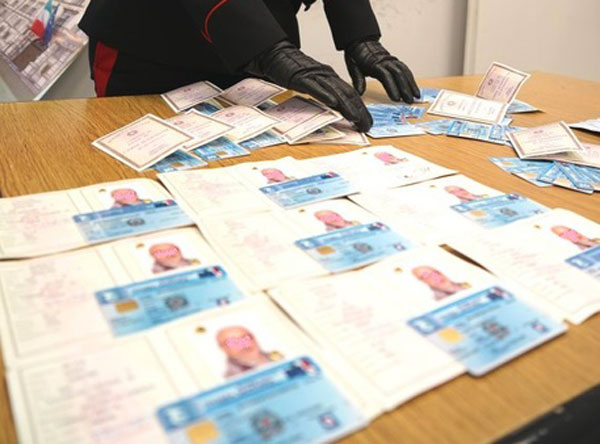 Falsificava documenti destinati a cinesi, denunciato 42enne a Reggio 