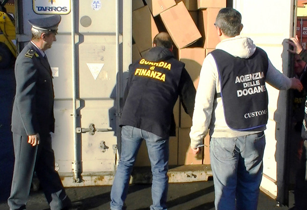 Gdf sequestra 10 tonnellate sigarette contrabbando al porto Gioia Tauro