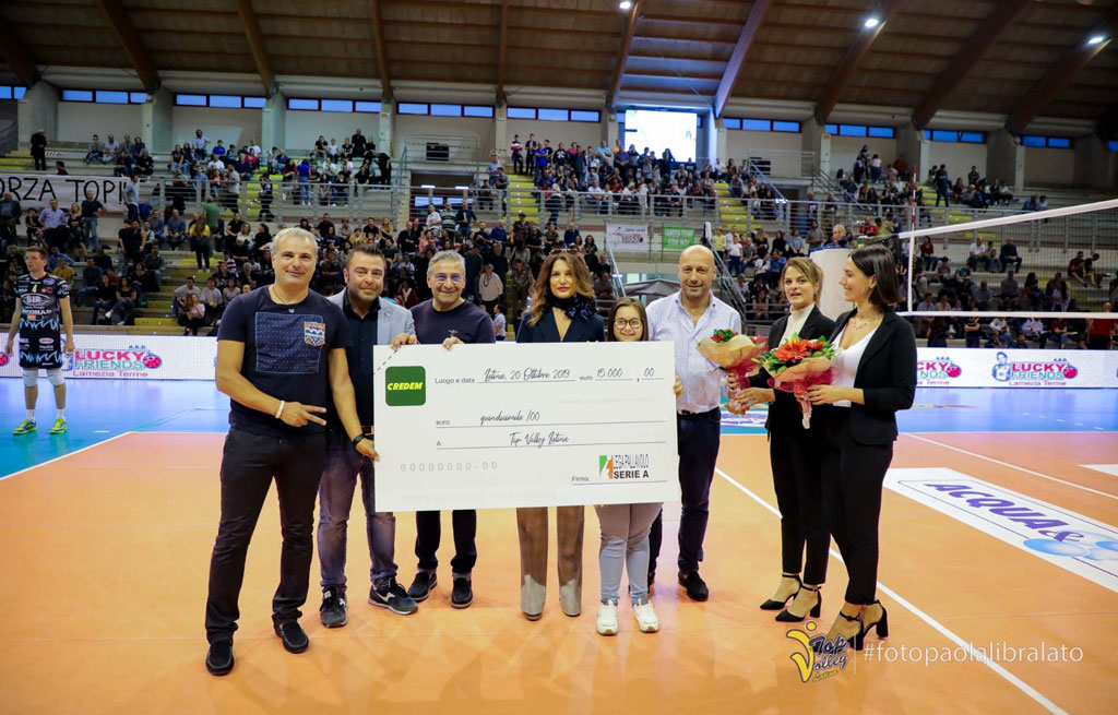Lamezia, Top Volley Latina dona assegno all’associazione Lucky Friends