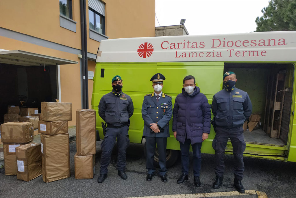 Lamezia, fiamme gialle donano alla Caritas oltre mille capi di abbigliamento sequestrati