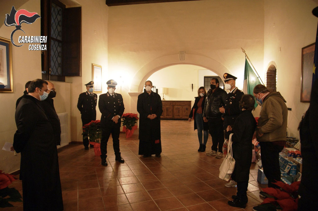 Carabinieri Cosenza donano generi di prima necessità per famiglie bisognose
