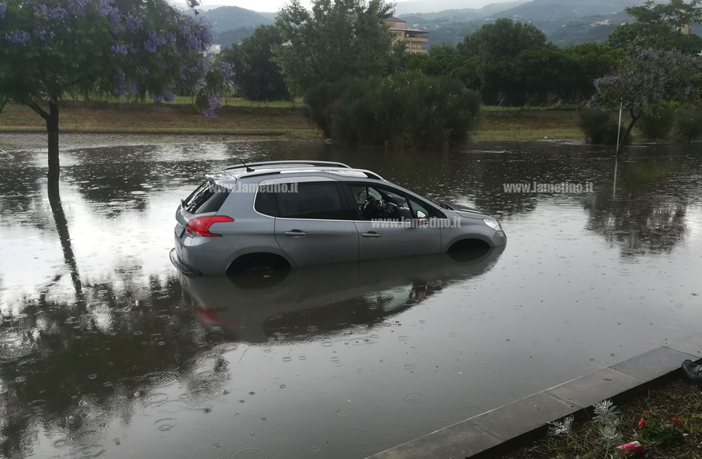 Bomba d'acqua a Lamezia: oltre 50 interventi dei vigili del fuoco per allagamenti, salvata anche donna bloccata in auto con bambini