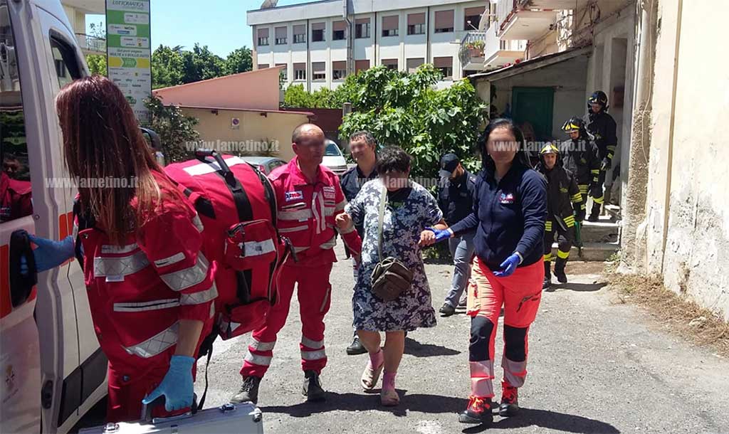 Lamezia, donna lancia bombola di gpl da balcone: intervengono forze dell'ordine