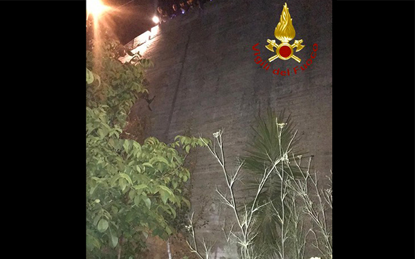 Cade da muro di contenimento alto circa 12 metri, soccorsa dai Vigili del fuoco 