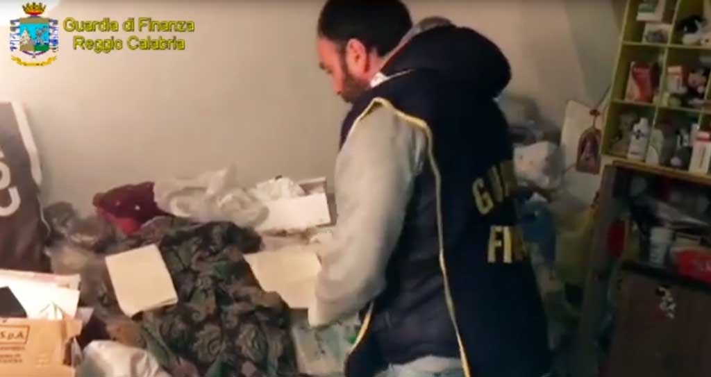 Circuiva anziani e persone deboli con riti esoterici, arrestata insegnante religione a Reggio 
