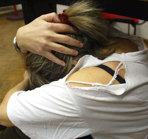 Aggredisce moglie e tenta di bruciarla viva, arrestato ad Acri