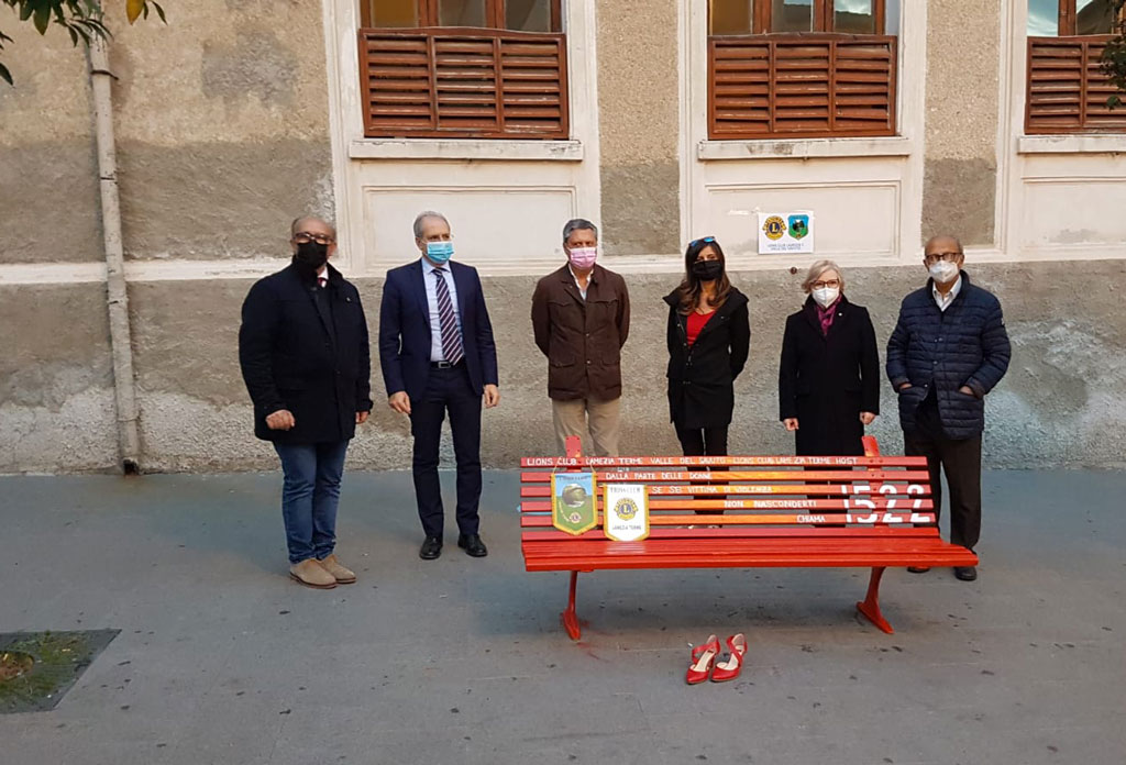 Lamezia, "Dalla parte delle donne": adozione simbolica della panchina vicino il 'Maggiore Perri'