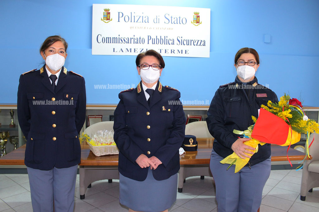 Lamezia, mimose in segno di gratitudine alle poliziotte: l’omaggio di alcuni cittadini