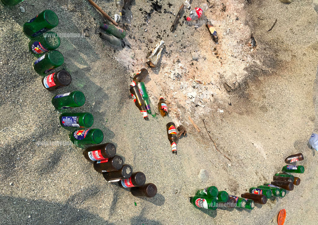 Lamezia, dopo i falò della notte di San Lorenzo bottiglie e rifiuti invadono le spiagge