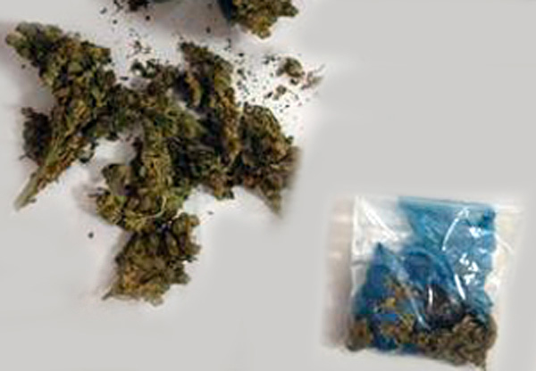 Aggredisce carabinieri ingoia dose marijuana e tenta fuga, arrestato