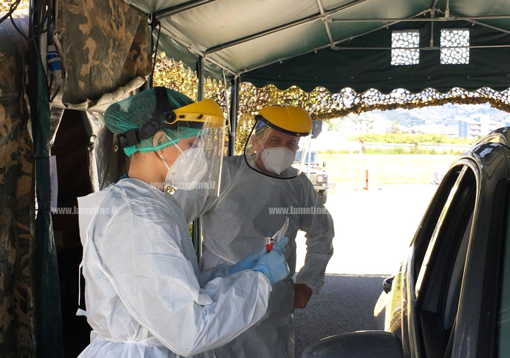 Lamezia, prosegue attività drive-in nel piazzale dell’ospedale: tamponi processati in reparto microbiologia