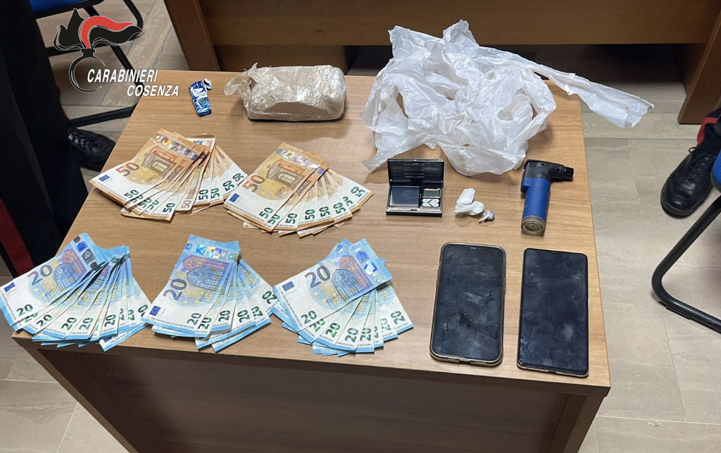 Detenevano eroina in auto e casa, arrestata coppia a San Giovanni in Fiore