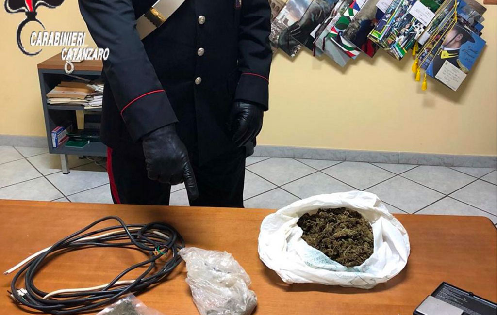 Controlli dei carabinieri nel soveratese: scoperto allaccio abusivo, trovate anche munizioni e droga