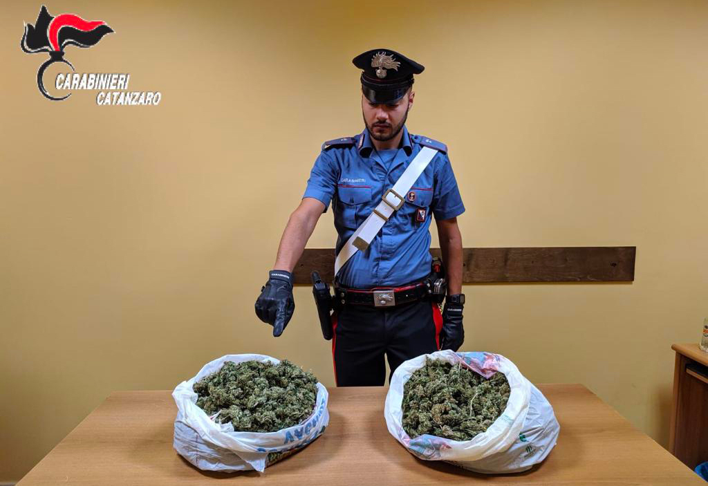 In auto con due chili di marijuana nel catanzarese, arrestato 26enne