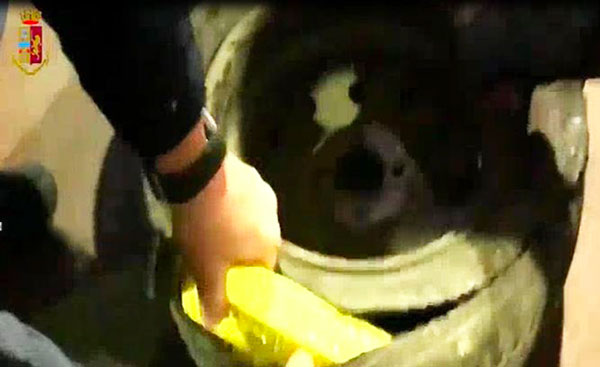 Dalla Calabria a Catania con 5,3 chili di cocaina in ruota di scorta furgone, arrestato