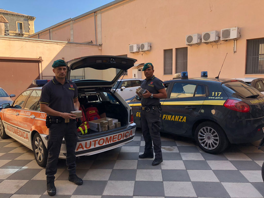 Trasportavano 10 kg di hashish in auto medica, arrestata coppia calabrese a Catania
