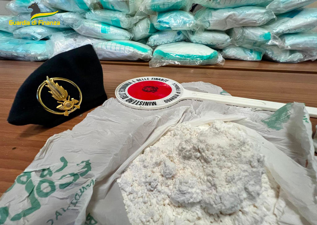 Trasportava 85 chili di cocaina nel camion, arrestato calabrese a Bologna - Video