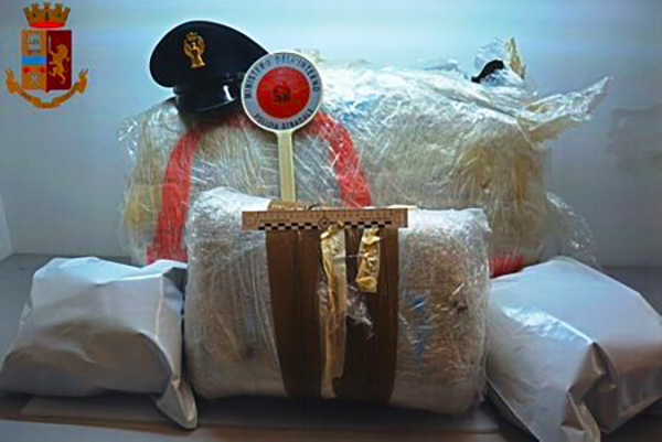 Viaggiava con 28 chili di marijuana nel camion, arrestato 31enne nel cosentino 