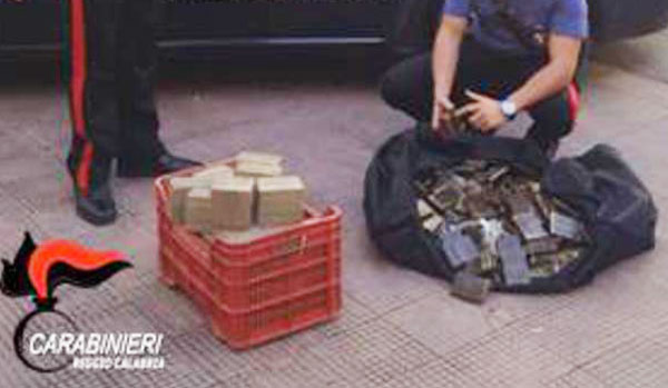 Nascondeva 160 chili di hashish, arrestato 51enne a Palmi 
