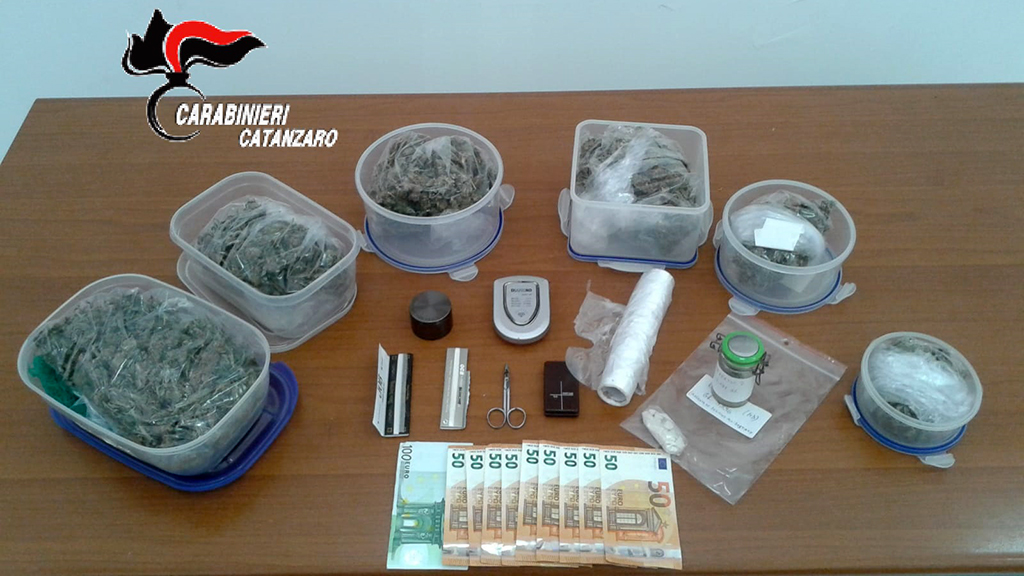 Fermato a posto di blocco con droga, ai domiciliari 32enne a Catanzaro