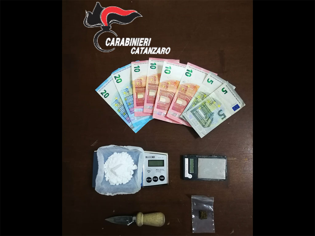 Cercava di disfarsi della droga, arrestata 23enne a Catanzaro