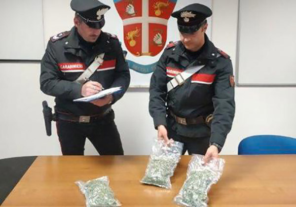 Tentano disfarsi di droga gettandola dal finestrino, arrestati due coniugi a Corigliano Calabro