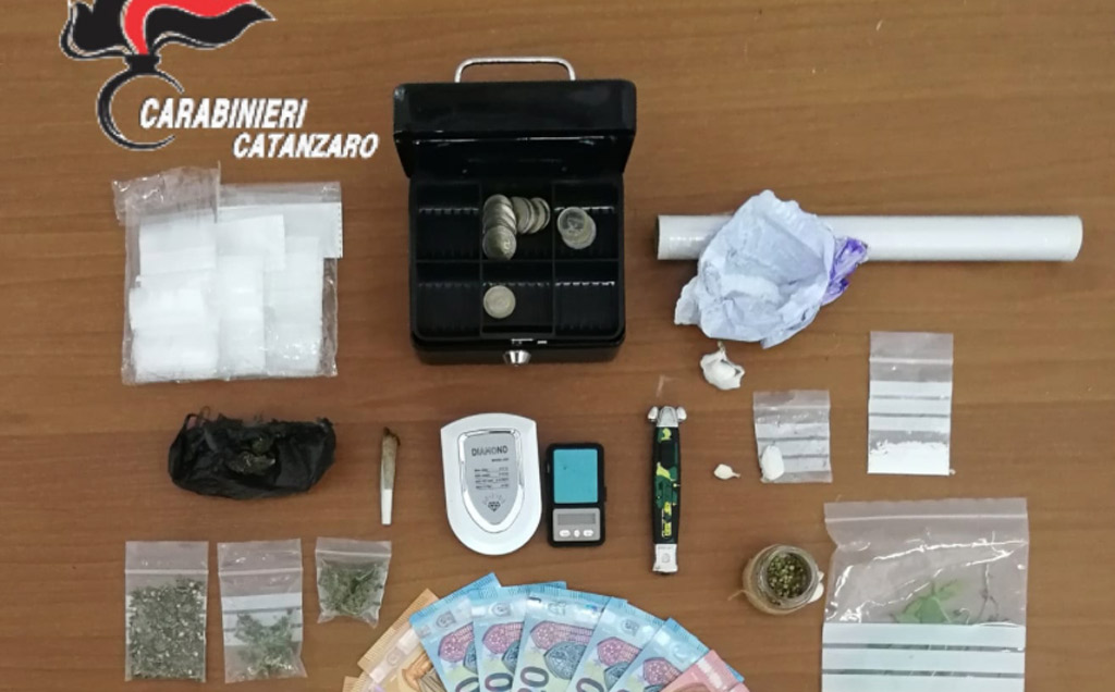 Trovati con marijuana e cocaina in macchina e in casa, obbligo di firma per giovani fidanzati a Catanzaro