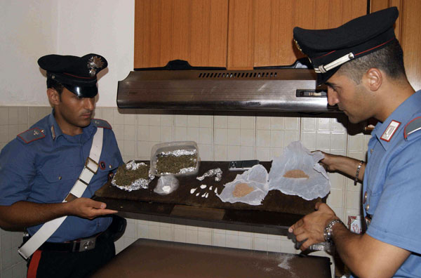 Calabria: Va agli arresti domiciliari spacciatore che aveva supermarket droga in casa