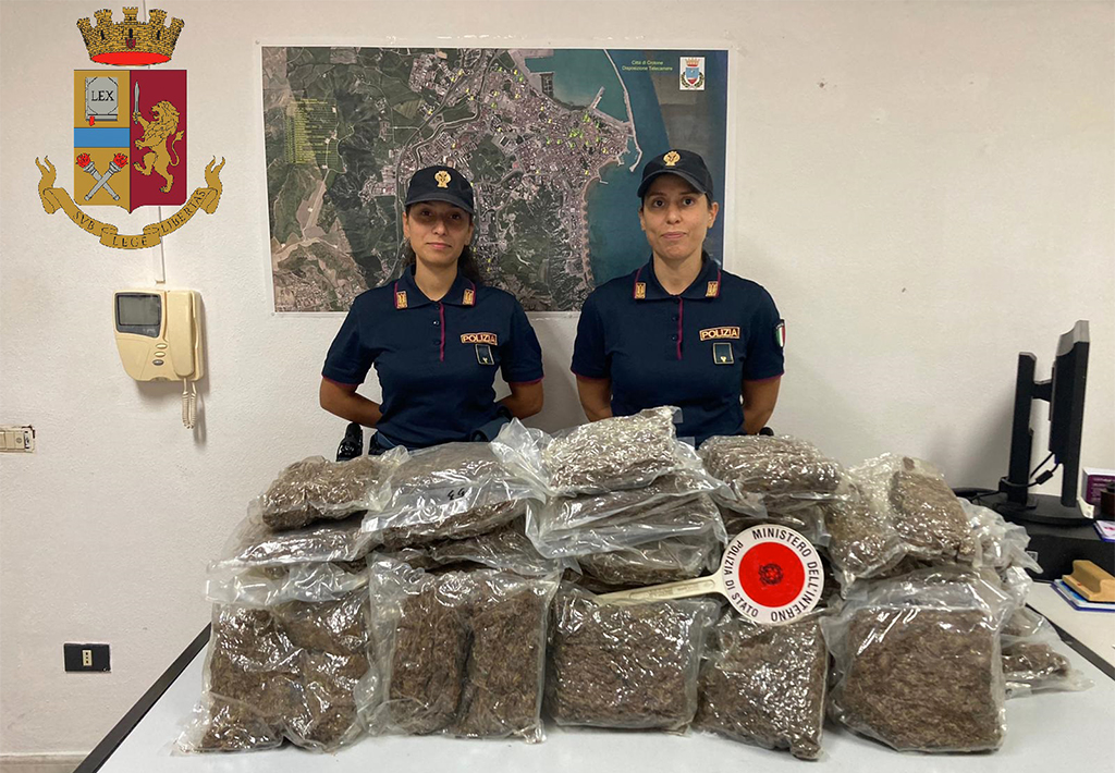 Trovati 20 chili di marijuana in un canale di scolo a Crotone, sequestrata dalla Polizia