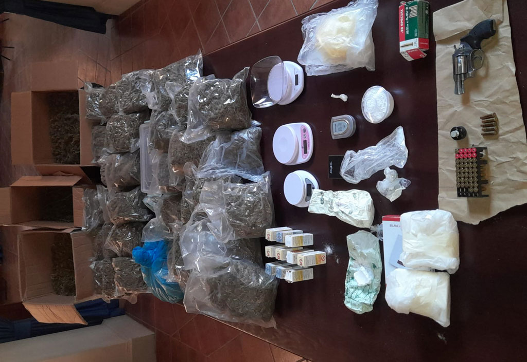 Trovato con cocaina, marijuana e una pistola: arrestato dei carabinieri a Cosenza