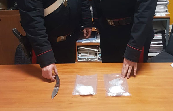 Giovane sorpreso con cocaina e un coltello: un arresto a Catanzaro