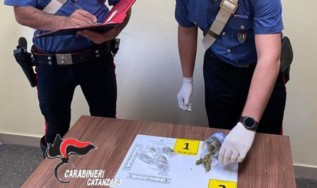 Confezionavano marijuana in cucina, arrestata coppia a Davoli
