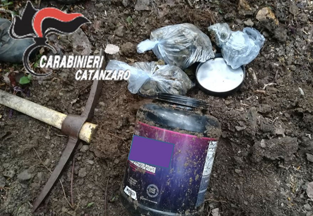 Nascondeva marijuana sottoterra, arrestato 49enne a Decollatura