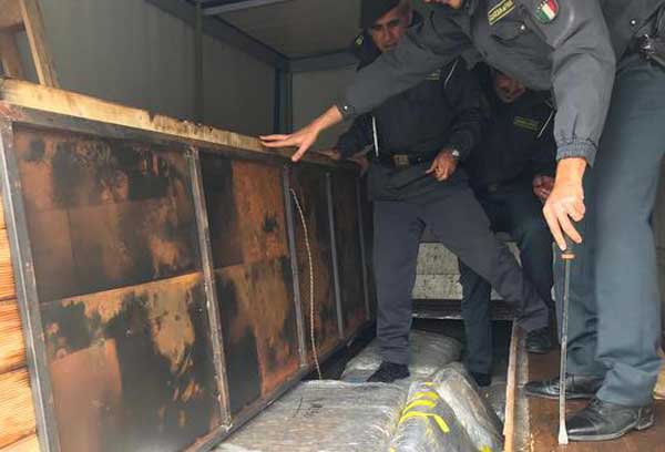 Arrestato corriere della droga nel cosentino, aveva 150 chili tra marijuana e hascisc