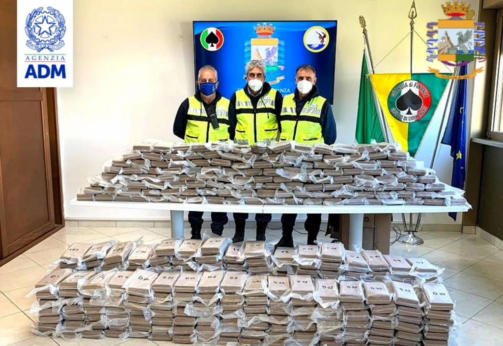 Sequestrata una tonnellata di cocaina nel porto di Gioia Tauro, era nascosta in container di banane