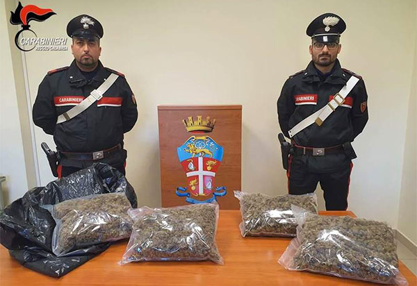 In auto con oltre 2 chili di marijuana, arrestato 35enne a Bovalino