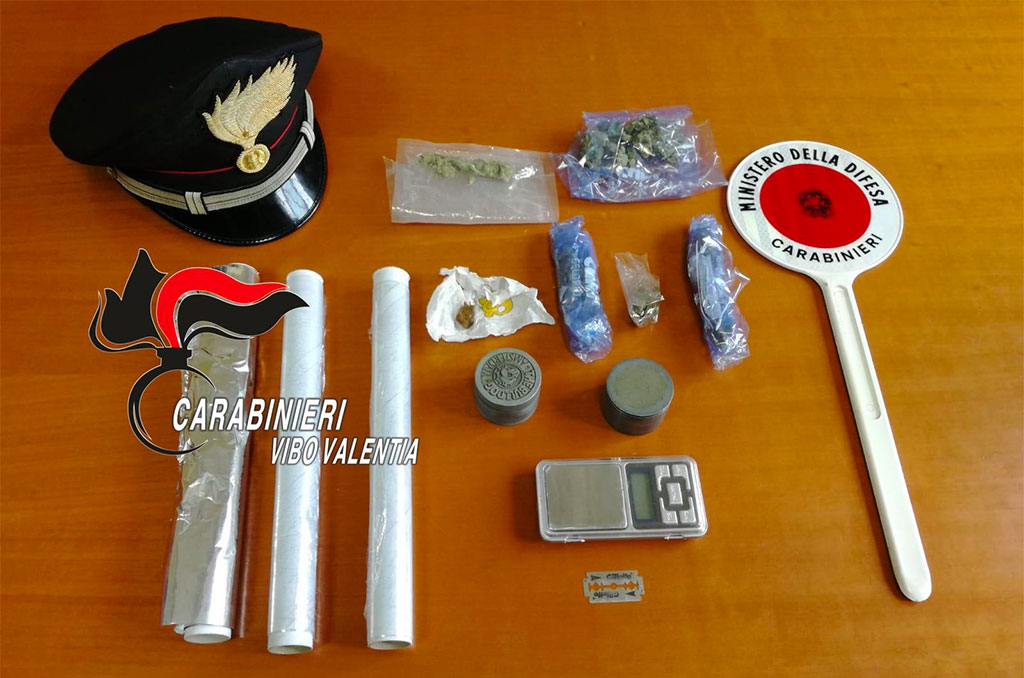 Trovati con droga in casa, denunciato un dipendente della Provincia di Vibo e il figlio