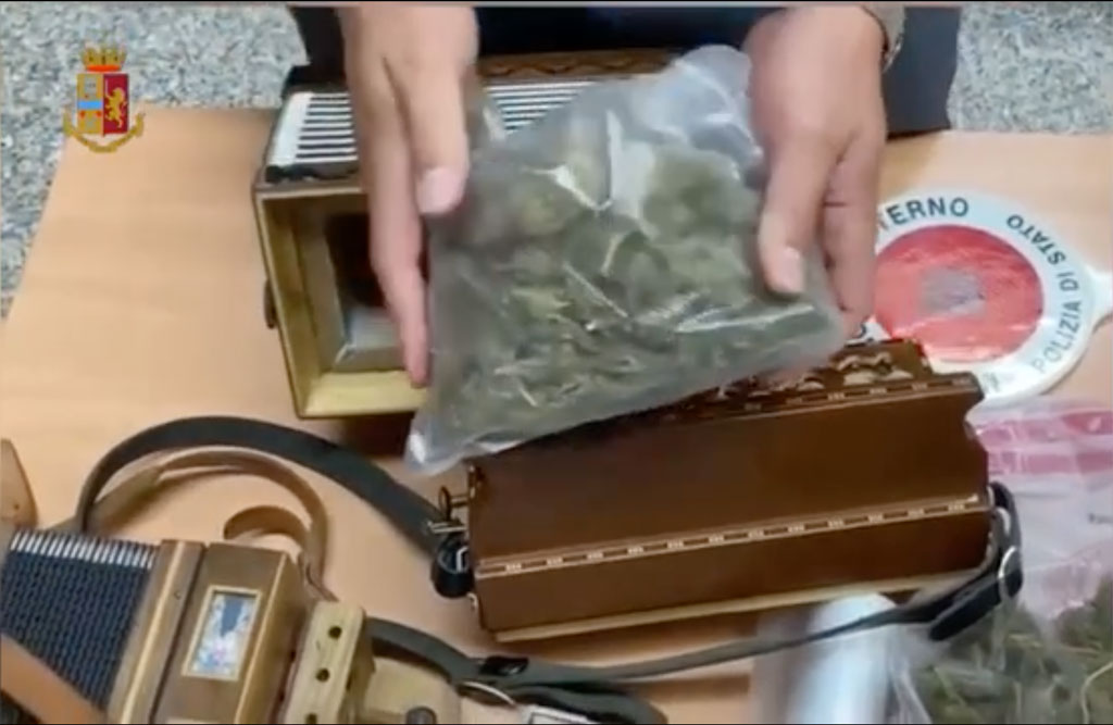 Aveva nascosto droga nella fisarmonica, arrestato a Vibo