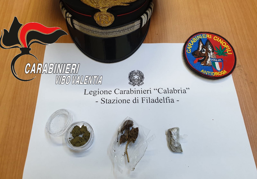 Lanciano marijuana dalla finestra all’arrivo dei carabinieri, controlli in una scuola di Filadelfia