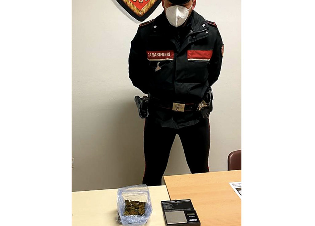 Marijuana occultata nella propria biancheria intima, denunciato 35enne