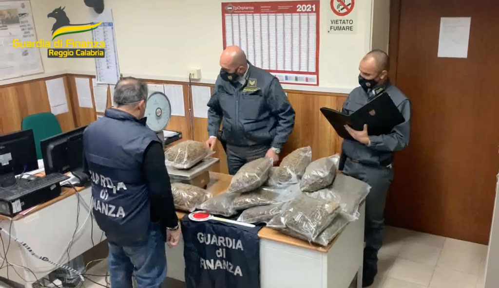 Giovane viaggiava con oltre 13 chili di marijuana nel bagagliaio, arrestato nella Locride