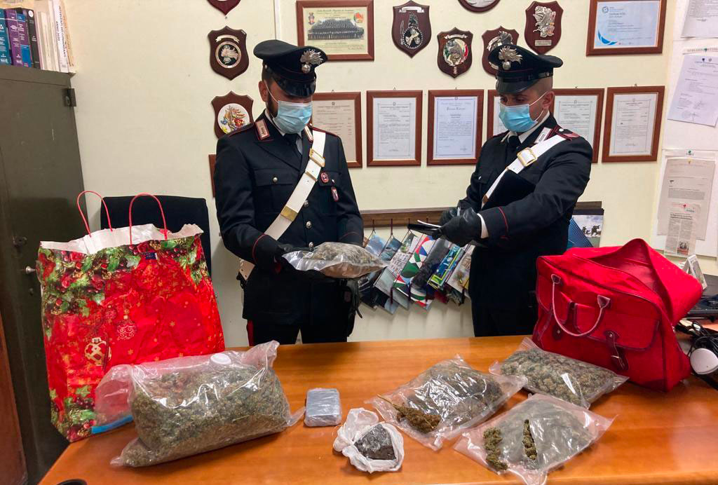 Si scambiano droga vicino a caserma Carabinieri, arrestati 2 ventenni nel reggino