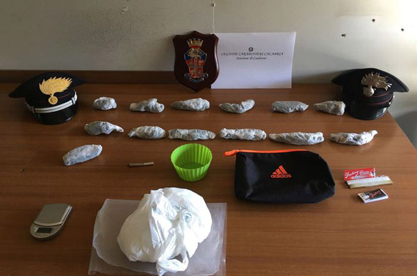 Tenta di disfarsi di marijuana, ai domiciliari un minore di Caulonia