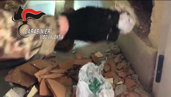 Nascondeva droga e soldi in pareti abitazione, arrestato 39enne nel vibonese