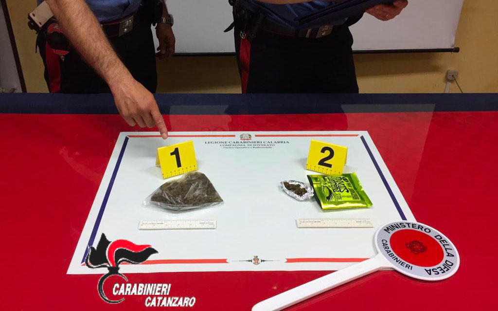 Nascondeva marijuana dietro il televisore e dentro una chitarra, arrestato 42enne a Montepaone