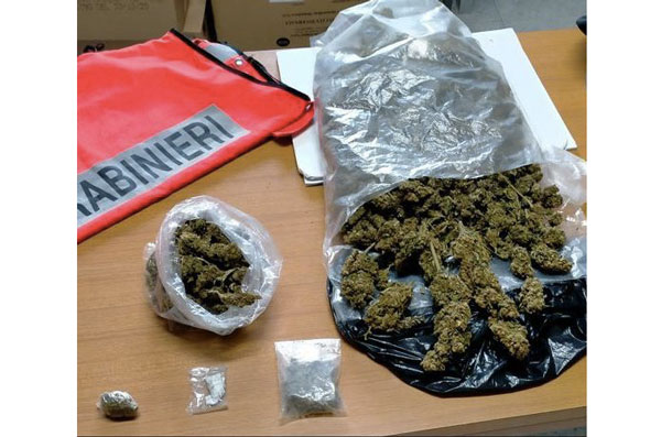 Fuggono a controllo carabinieri e gettano marijuana da finestrino, arrestati dopo inseguimento a Satriano